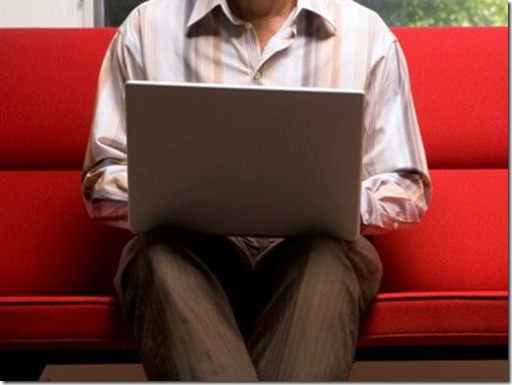 мужчина с ноутбуком на коленях-thumb-416x249-13959
