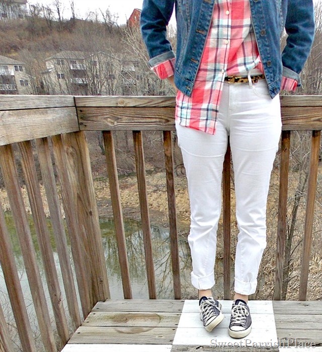 white jeans, plaid button down, denim jacket, Converse2