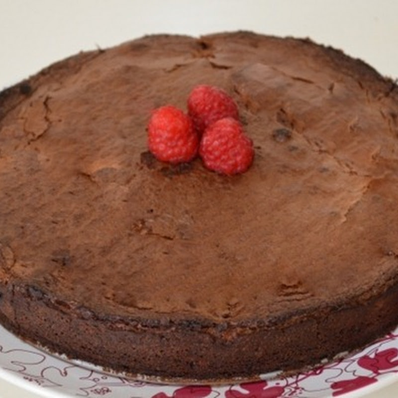 Κέικ με μαύρη σοκολάτα και βατόμουρα