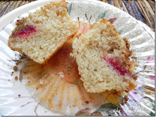 streusel-topped-plum-muffins-4