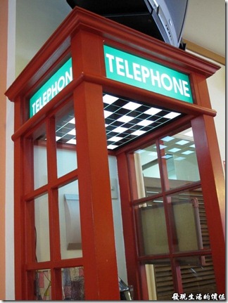 台南Halhali哈拉里咖啡專櫃中正店-餐廳內還有一個公用電話亭。