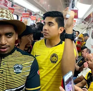 Bức ảnh Bộ trưởng Bộ Thanh niên & Thể thao Malaysia Syed Saddiq đi tàu điện ngầm cùng dân thường đến sân Bukit Jalil xem trận chung kết lượt đi giữa Malaysia với Việt Nam đã gây sốt trên mạng xã hội. Bộ trưởng Syed Saddiq cũng là vị bộ trưởng trẻ nhất nội các Malaysia hiện nay.
