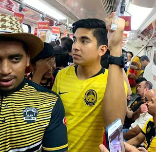 Bộ trưởng Syed Saddiq cũng là vị bộ trưởng trẻ nhất Malaysia hiện nay. Bức ảnh Bộ trưởng Bộ Thanh niên & Thể thao Malaysia Syed Saddiq đi tàu điện ngầm cùng dân thường đến sân Bukit Jalil xem trận chung kết lượt đi giữa Malaysia với Việt Nam đã gây sốt trên mạng xã hội. Bộ trưởng Syed Saddiq cũng là vị bộ trưởng trẻ nhất nội các Malaysia hiện nay.