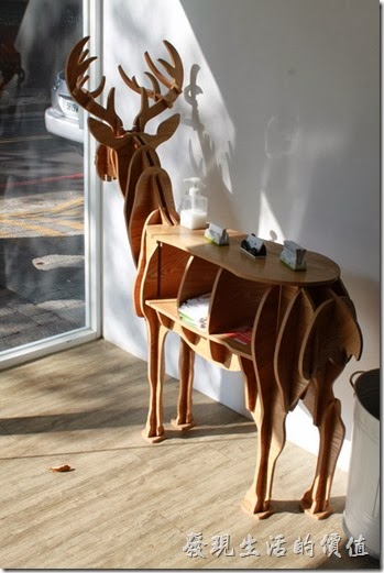 台南-小莫里。餐廳入口處的麋鹿造型的置物架。 