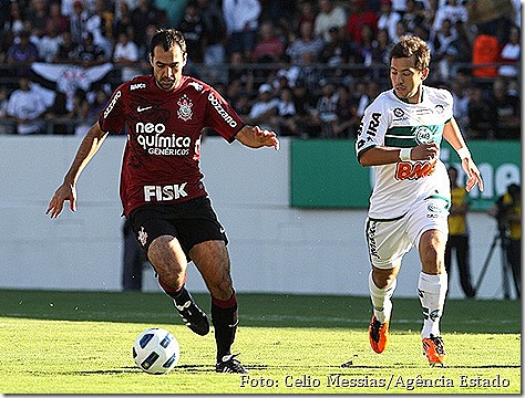 Danilo foi o melhor em campo do Corinthians contra o Coritiba [Foto - Celio Messias - Agência Estado]