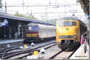 オランダ・ベルギーの国境駅、オランダ側ローゼンダール駅（Rozendaal）、左はベルギーの電車、右オランダの電車