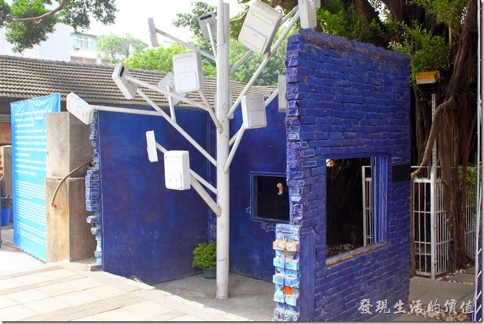 台南-西門路上司法宿舍群的藍晒圖2.0。心的藍晒圖旁邊還有一棵信箱樹，使用許多老舊的信箱塗白作成的信箱樹。