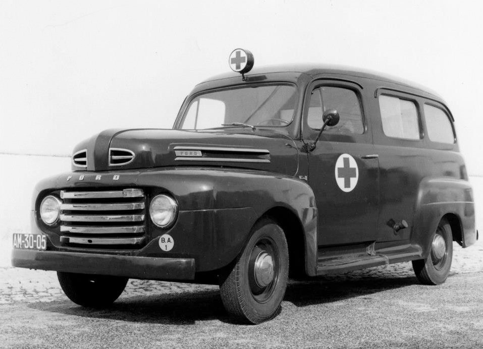 [Ambulncia-Ford-F1-Panel-Van-de-1950.jpg]