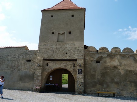 Fortificatii sasesti in Transilvania: intrare cetatea Rupea