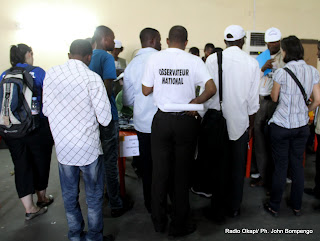 Des observateurs électoraux le 2/12/2011 au centre de compilation  à l’enceinte de la foire internationale de Kinshasa, pour les élections de 2011 en RDC. Radio Okapi/ Ph. John Bompengo