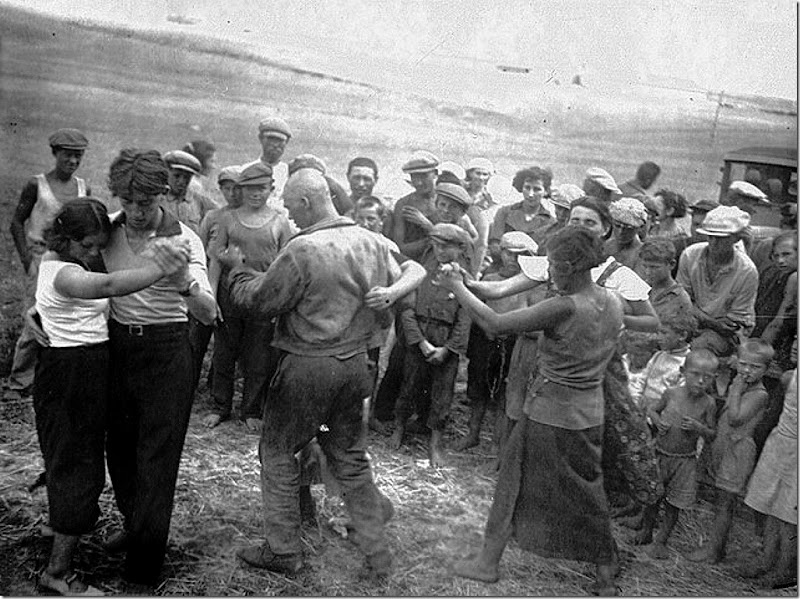 Jews in the USSR. Dancing in a field camp. The middle of the 1920s.