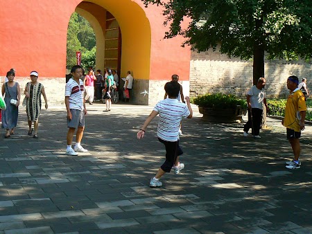 13. Tenis cu piciorul in China.JPG