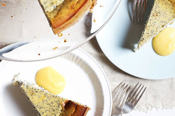 Poppy seed and ricotta cake with lemon curd