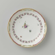 Schaal, rond en diep, behorend bij een servies versierd met geslingerd lintmotief met bladertakken, bloemboeketten en gestrooide bloemtakken