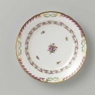 Bord, plat model, behorend bij een servies met geslingerd lintmotief met bladertakken, bloemboeketten en gestrooide bloemtakken