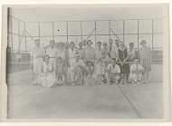 Gezelschap op tennisbaan in Moengo