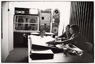 Joost Tholens (KRO-regisseur) en Marco Tan (presentatie-technicus) achter de regietafel