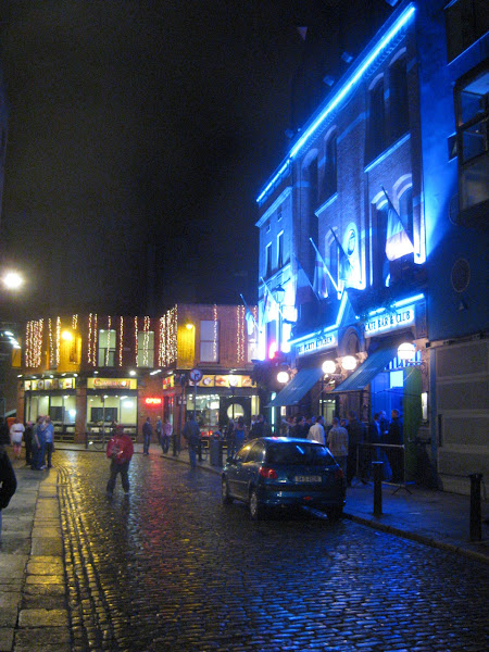 Cobblestone Dublin street at night.