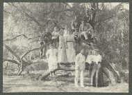 Groepsportret vande familie Kessler bij een omgevallen boom