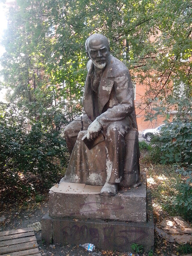 Памятник Ленину на 18 линии