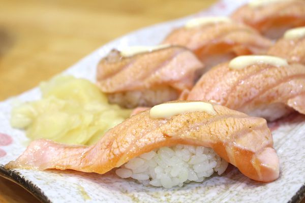 【桃園-京采日式飯館】鮭魚握壽司味道不錯·但報價結賬落差讓人傻眼==