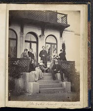 Portret van de familie Yates voor een landhuis in Christiania