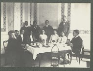 Familie Kessler aan de koffietafel in het buitenhuis