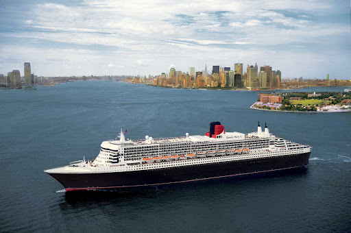 Cunard-Queen-Mary-2-New-York-skyline - Get spectacular views of the Manhattan skyline when Queen Mary 2 sails through New York Harbor. 