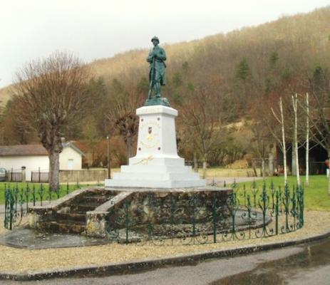 Le monument aux morts à Sermizelles