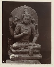 Beeld van een zittende vierarmige Vishnu