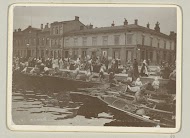 Markt Vene Satama in Helsinki met aangemeerde bootjes met handel.