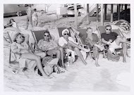 Meisje met haar familie op het strand tijdens wedstrijden om de Holland Surf Cup