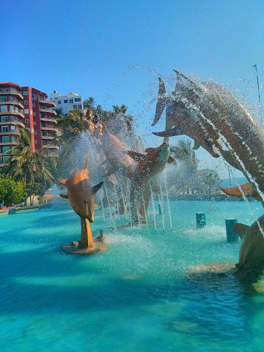 Monumento A Los Delfines