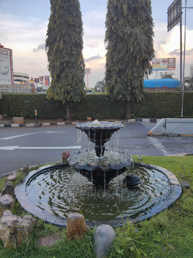 Metropolitan Mall Fountain