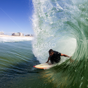 Christian Barreled on the single fin by Dave Nilsen - Sports & Fitness Surfing