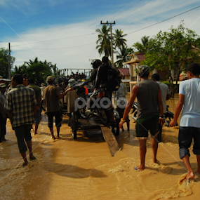 flood by Arfa Mantoeng - People Street & Candids