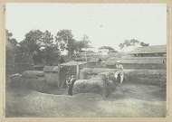 Dorpsgezicht met koloniale soldaat en vrouw met kind, Frans-Indochina