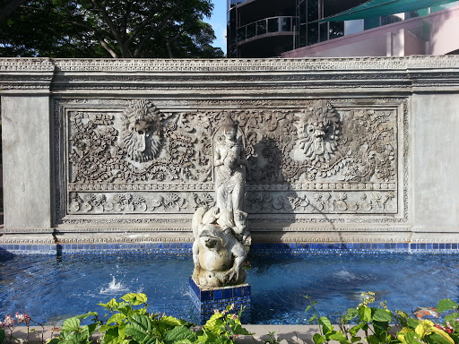 Waterfront Towers Makai Fountain