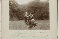 Sophie en David Vermeulen op een stenen vis, Heisterbach