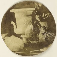 Stilleven met Meissen 'Schneeball-vaas' en scheepsmodel