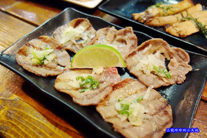 一氣爐端燒 IKKI Robatayaki。鹽蔥牛舌香脆彈牙,邪惡的牽絲馬鈴薯明太子燒。用船槳送餐真有趣。