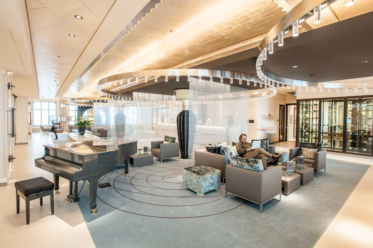 Europa 2 has a contemporary, spacious atrium, where the Reception and the Piano Bar are located.