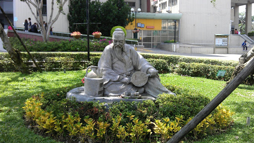 嶺東科技大學 鑽石廣場雕像2