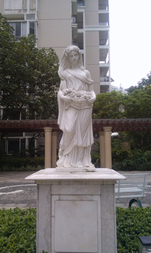 大理石女雕塑