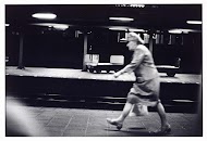 Oudere vrouw op het station in Arnhem
