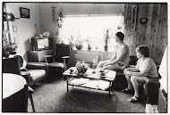 Huwelijk van Prince Charles en Lady Diana te zien op televisie in de huiskamer van een boerenfamilie te Edam