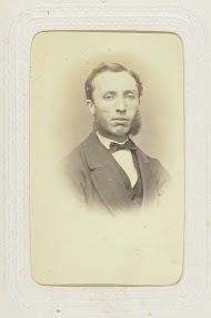 Studioportret van een man in kostuum met grote bakkebaarden