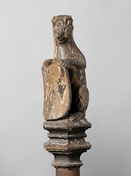 Wapendragende hond van de balustrade uit de Rolzaal in het Hof van Holland, Den Haag