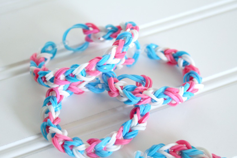 HOW TO MAKE LOOM BANDS