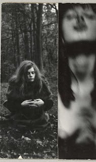 Hurkende vrouw in een bos